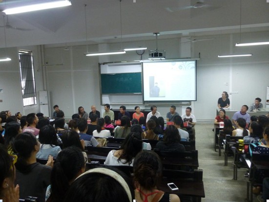 （师生见面会现场）